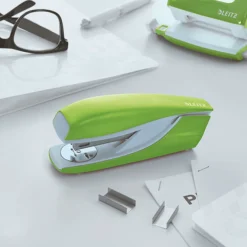 Häftapparat LEITZ WOW 5502 30ark grön