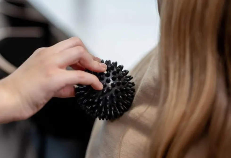 Massageboll m piggar 7,5cm svart