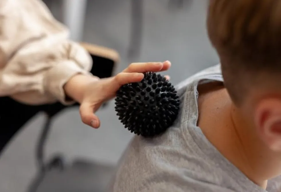 Massageboll m piggar 7,5cm svart
