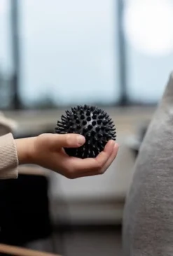 Massageboll m piggar 7,5cm svart