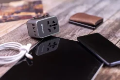 Universal travel adapter 1 X USB-C QC 3.0 2XUSB-C 2XUSB-A