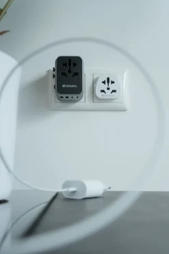 Universal travel adapter 1 X USB-C QC 3.0 2XUSB-C 2XUSB-A